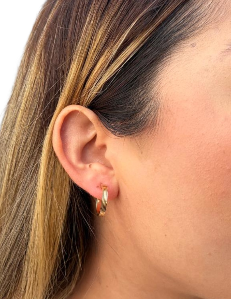 Aretes cortos Mancini de oro 10 K con acabado pulido